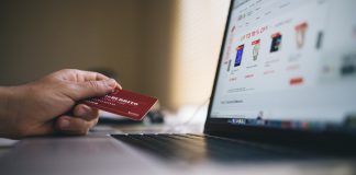 Person køber ting på nettet med sit kredit kort