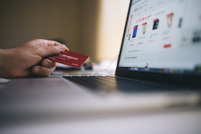 Person køber ting på nettet med sit kredit kort